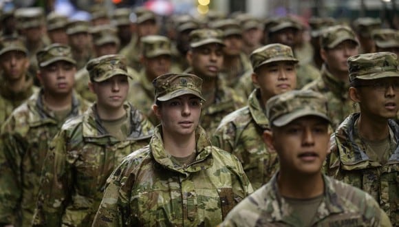 Soldados del Ejército de EE.UU. marchan durante el Desfile anual del Día de los Veteranos en Nueva York el 11 de noviembre de 2022 (Foto: AFP)