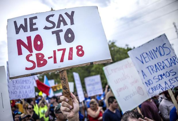Miembros de la comunidad de inmigrantes del sur de Florida se manifiestan contra la Ley SB 1718 que entró en vigor el 1 de julio del 2023 (Foto: EFE).