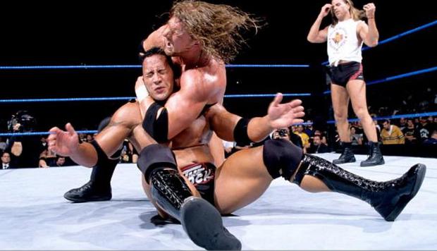 Triple H y La Roca se enfrentaron en 1999 por el título de WWE, con Shawn Michaels como árbitro especial. (Foto: WWE)
