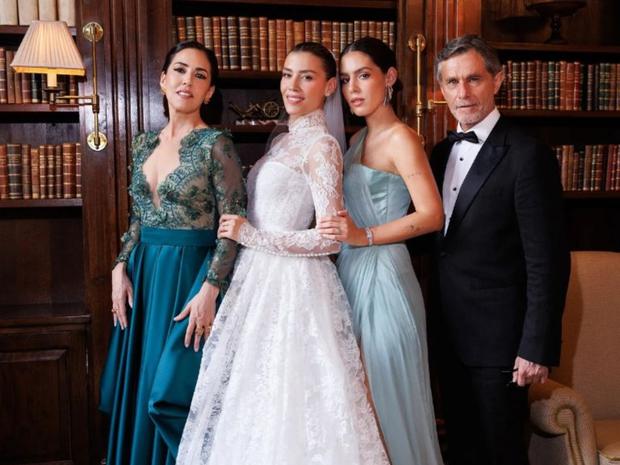 Humberto Zurita en la foto familiar de la boda de Michelle Salas (Foto: Vogue)