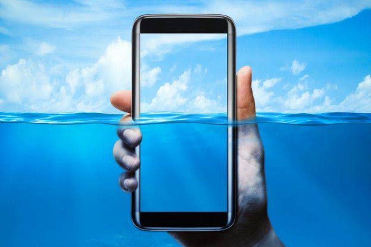 Todos sabemos lo que pude pasar si el celular se cae al piso o al agua. Es mejor que tengas cuidado. (Foto: Shutterstock)