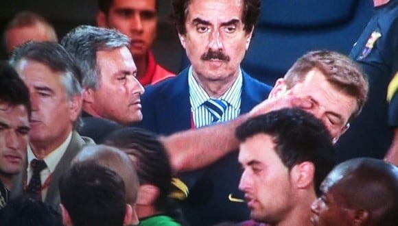 En la Supercopa de 2011, José Mourinho agredió a Tito Vilanova metiéndole el dedo en el ojo. (Internet)