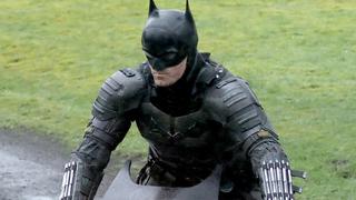 The Batman: así luce el traje completo de Robert Pattinson y su batimoto en una foto filtrada del rodaje