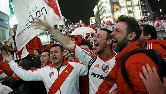 Los fanáticos de River Plate cantarán desde sus casas motivando al equipo. (Foto: AFP)