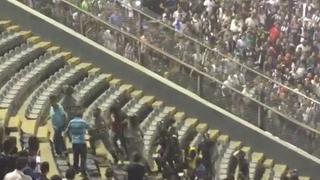 Alianza Lima vs. Universitario: una hincha crema fue sacada por la policía