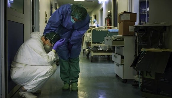 Muchos enfermeros se derrumban en los pasillos de los hospitales por la situación crítica que se vive.