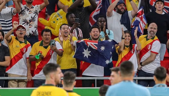 Varios hinchas mostraron camiseta Australia-Perú en el choque frente a EAU. (Foto: @Socceroos)