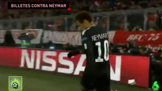 Neymar y su reacción en Allianz Arena luego de que le tiraron billetes con su rostro