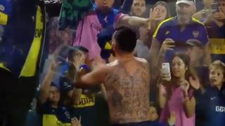 Un gesto para aplaudir: Carlos Tévez le regaló su camiseta a pequeño hincha en La Bombonera [VIDEO]