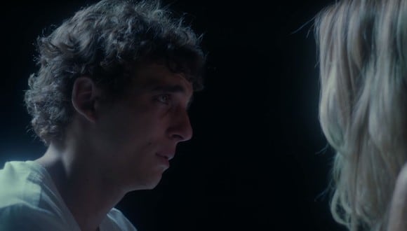Miguel Herrán, Río en “La casa de papel”, protagoniza el videoclip de la canción “Cómo te va?”. (Foto: Captura de video)