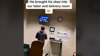 El video viral del hombre que llevó su Xbox al hospital para jugar mientras su pareja daba a luz