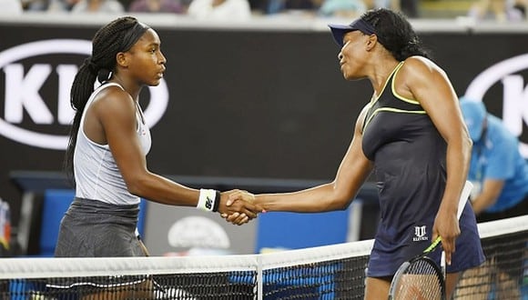 Coco Gauff dándole la mano a Venus Williams luego de ganar su partido. (Foto: Getty Images)