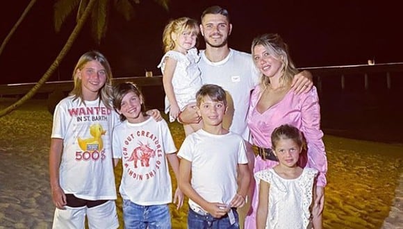 La familia de Icardi y Wanda recibiendo el 2020. (Instagram: @mauroicardi)