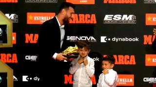 ¡Hermoso momento! Lionel Messi recibió su sexta Bota de Oro de manos de sus hijos Thiago y Mateo