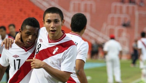 Yordy Reyna al lado de Jean Deza en el Sudamericano Sub 20 con Daniel Ahmed.