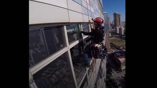 Mujer renuncia a su trabajo para ponerse a limpiar vidrios de rascacielos