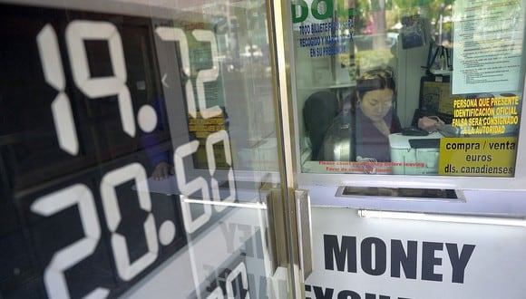 El dólar se vende hoy, 17 de diciembre de 2021, en 21.34 pesos en bancos de la Ciudad de México. (Foto: AFP)