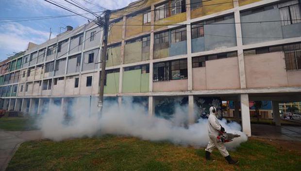 Una de las medidas para combatir el dengue es la fumigación de lugares (Foto: GEC)