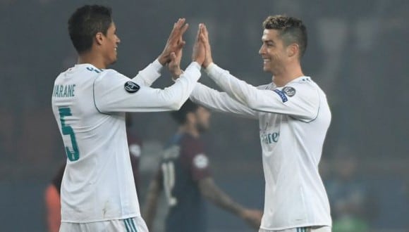 Cristiano Ronaldo y Raphael Varane se juntaron y se saludaron en el marco del duelo Portugal-Francia. (Foto: AFP)