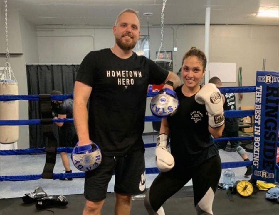 Andrea Soraluz junto a Kevin Gleason, su coach de boxeo. (Facebook)