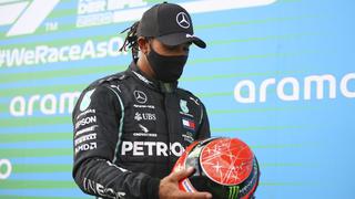 El momento emotivo del día: Lewis Hamilton recibió el casco de Michael Schumacher de manos de su hijo [FOTO]