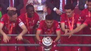 Cuidado con la tapa: Luis Díaz y el ‘blooper’ tras levantar la copa de la FA Cup con el Liverpool