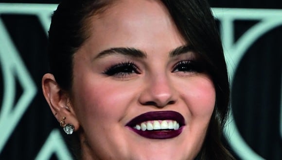 Selena Gomez es una de las celebridades más seguidas del planeta. Aquí una foto de la cantante para la 75ª entrega de los Premios Emmy en el Teatro Peacock en L.A. Live en Los Ángeles el 15 de enero de 2024 (Foto: AFP)