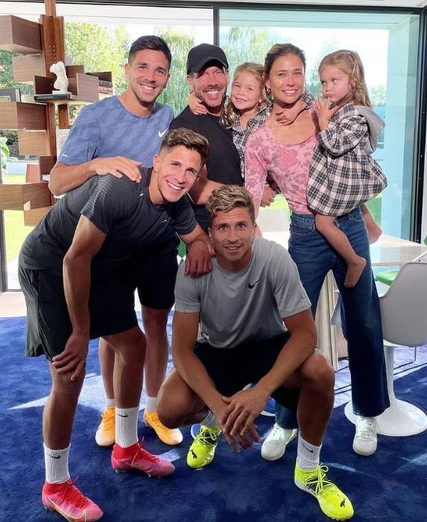 Carla y Diego Simeone junto a sus hijas en común y los hijos del DT argentino (Foto: Carla Pereyra / Instagram)