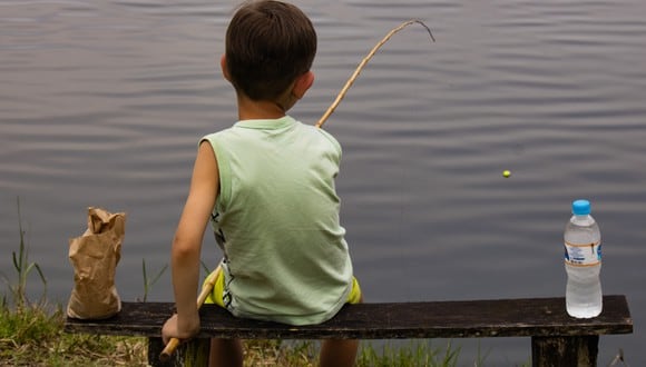 El pequeño no mostró nervios al momento de pescar grandes peces. (Foto: Unsplash)