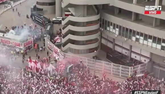 Tremendo banderazo de los hinchas de River Plate en el estadio Monumental de Buenos Aires. (Foto: Captura ESPN)
