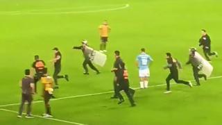 Interrumpió el partido: hincha se metió a la cancha durante el Sporting Cristal vs. The Strongest [VIDEO]