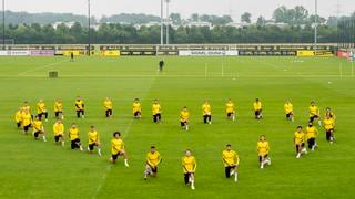 Para imitar: la plantilla del  Dortmund se arrodilla en homenaje a George Floyd