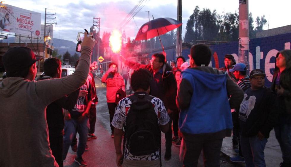 La hinchada de Alianza Lima acompañó a su equipo en su llegada a Cajamarca. (Luis Padilla)