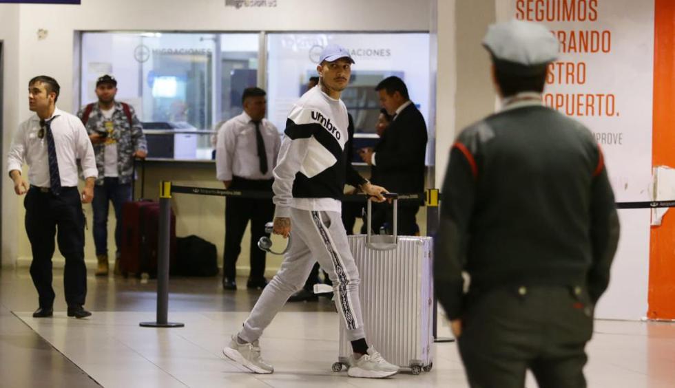 Paolo Guerrero llegó a Buenos Aires. (Fotos: Jesús Saucedo)