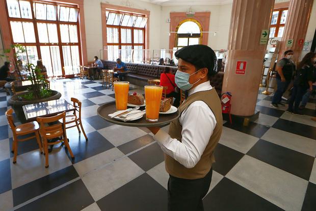 Mozo de un restaurante trabaja en el feriado de Fiestas Patrias, debido a que hay mayor demanda (Foto/Referencial: Alessandro Currarino / GEC)