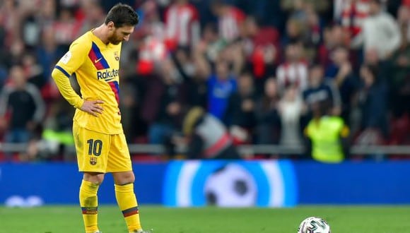 Lionel Messi se lamenta la eliminación que sufrió Barcelona de la Copa del Rey al perder 1-0 ante Athletic Bilbao con gol en el último minuto. | Foto: AFP