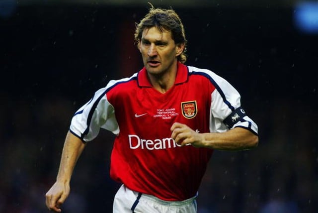 Tony Adams | Convivió muchos años de su carrera profesional con la enfermedad del alcoholismo. Adams llegó a confesar que jugó un partido bajo el efecto de 20 cervezas. (Getty)