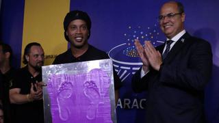 Homenaje a un grande: Ronaldinho inmortalizó su huella de los pies en salón de la fama del Maracaná