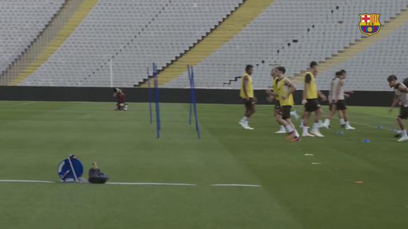 Barça se entrena en el Estadio Olímpico para su debut liguero en su nueva "casa" provisional. (Video: EFE)