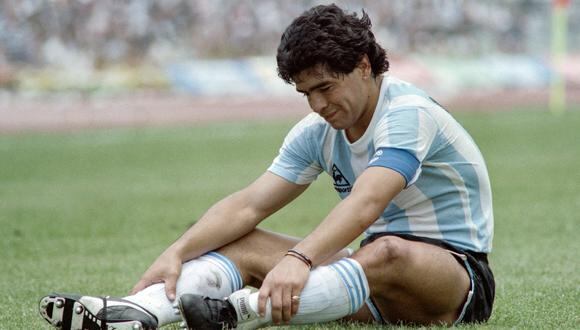 (ARCHIVOS) En esta foto de archivo tomada el 2 de junio de 1986, el jugador argentino Diego Maradona se sienta en el suelo después de una caída durante el partido Argentina vs. Corea del Sur como parte de la Copa Mundial de Fútbol en la Ciudad de México. - Ocho miembros del personal médico serán juzgados por supuesta negligencia criminal en la muerte de la leyenda del fútbol argentino Diego Maradona, según un fallo judicial hecho público el 22 de junio de 2022. (Foto de AFP)