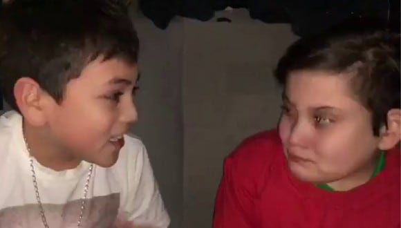 Un video viral tiene como protagonista a un niño que le dedica una emotiva canción en modo freestyle que él mismo compuso a su hermano menor. | Crédito: Linda Miranda Ivelic / Facebook.