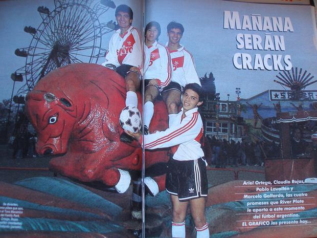 Los jóvenes argentinos Ariel Ortega, Pablo Lavallén y Marcelo Gallardo, junto al guatemalteco Claudio Rojas. Los tres primeros ganarían la Libertadores 1996 con River Plate. (Foto: Twitter de @AldoMartinez074/ Revista El Gráfico 1993)