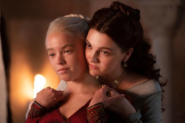 La joven Rhaenyra Targaryen (Milly Alcock) y la joven Alicent Hightower (Emily Carey) en "House of the Dragon" (Foto: HBO)