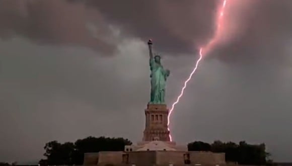 Imagen de un rayo impactando la Estatua de la Libertad es lo más increíble que verás esta semana. ¿Viste el video? (Foto: Video de Mickey Cee)