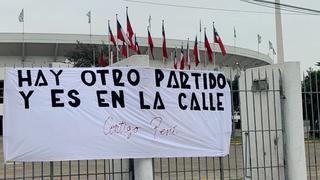 Chile está contigo, Perú: el mensaje de apoyo que se luce en el Nacional de Santiago por la crisis política en el país