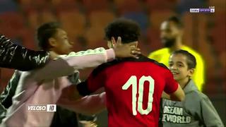 Uno lo intentó besar: el incómodo momento de Mohamed Salah con los hinchas de Egipto [VIDEO]