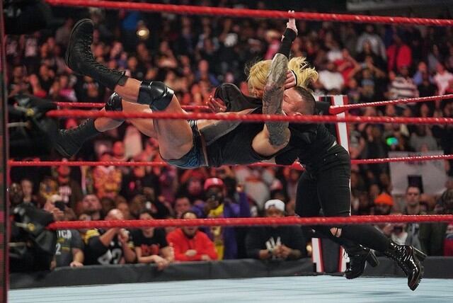 Randy Orton le aplicó un RKO a Beth Phoenix. (Foto: WWE)
