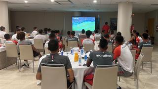 Analizan al rival: la postal de los jugadores de Perú viendo Australia vs. EAU