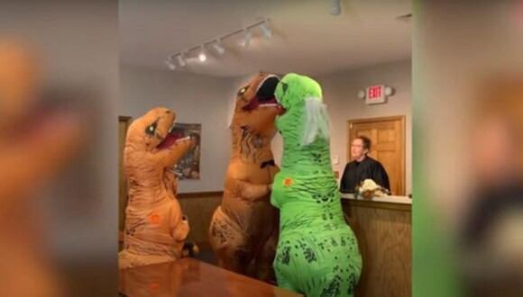 Pareja es sensación en redes sociales por casarse disfrazados de dinosaurios. (YouTube/Vídelo)