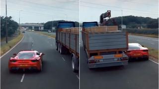 Al borde de la muerte: auto pasó por debajo de un camión con una brutal maniobra que ya es viral [VIDEO]